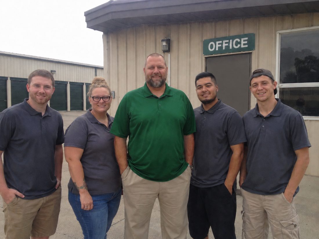 Pest control professionals in Country Club, FL